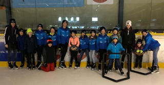 Rennteam beim Eislaufen